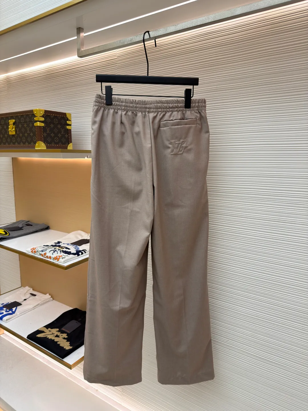 LOUIS VUITTON khaki wool casual trousers ●Item number: 1680060-A95 ●Fabric: wool fabric ●Technology: Positioned cutting machine ●Version: fitted version ●Weight: about 460 grams ●Size: 44-46-48-50 ●Description: Fabric has always been a particularly important part of our products. It is also the foundation for the rise of tall buildings. The materials we use are quite solid. Nearly 100% sheep wool is blended with polyester and polyester to ensure the drape of the trousers. The comparison of the sample in Figure 2 is only slightly red. The specifications are exclusively custom-woven and there is no difference. The pockets and trims are cut according to the Italian old-money style craftsmanship standards. The back pockets are embellished with embossed logos. The focus is to restore the pleats and iron marks on the front, giving it a full texture. The overall wiring is straight and delicate, the fabric is comfortable and soft, and the color is consistent without color difference. It can be matched with the same style to create a fashionable look and control various occasions. Customized accessories, complete with three standards, same style for men and women!